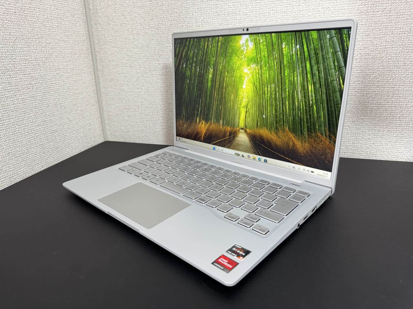 中古美品 FUJITSU LIFEBOOK MH55/J1（Ryzen 5／16GB／256GB SSD）シルバー本体を左斜め前から見た外観