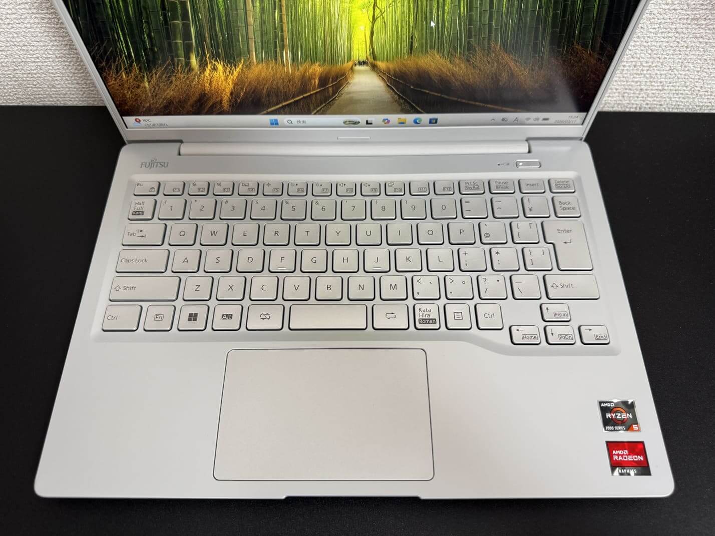 FUJITSU LIFEBOOK MH55/J1 の日本語（JIS）キーボードとタッチパッドのアップ（AMD Ryzen 5 7000シリーズ搭載）