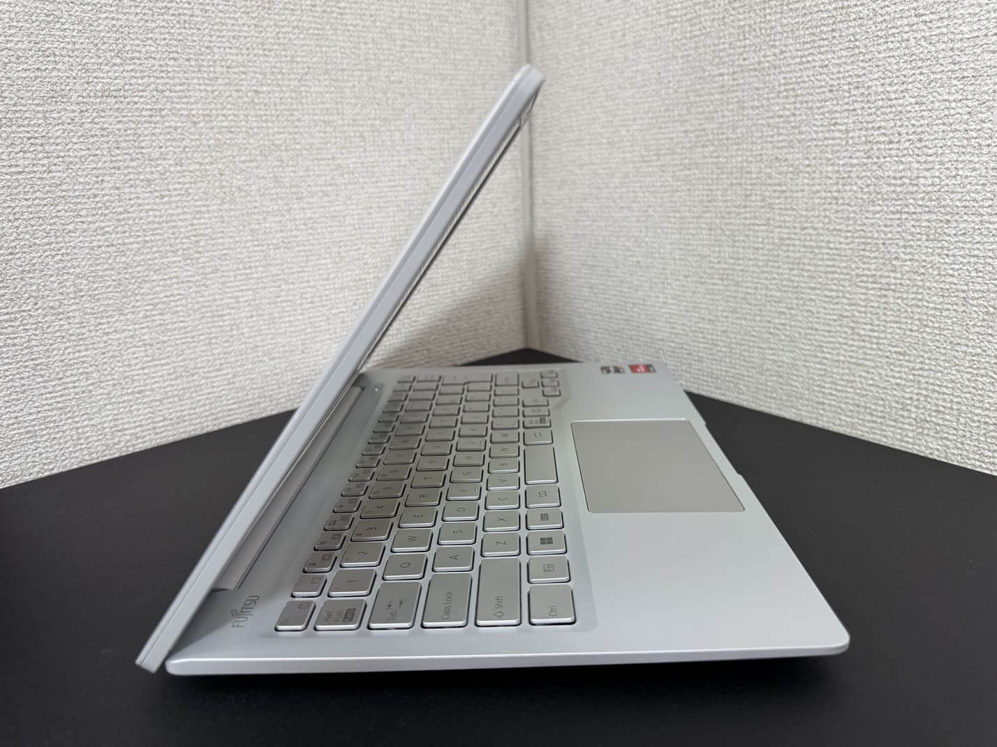 FUJITSU LIFEBOOK MH55/J1 左側面から見た薄型軽量ボディ