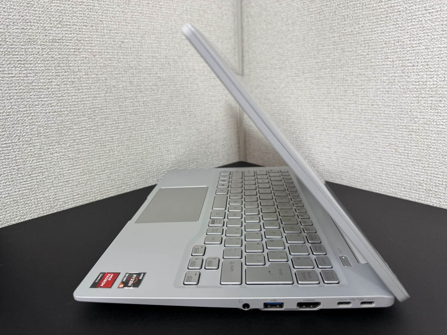 FUJITSU LIFEBOOK MH55/J1 右側面のインターフェース（ヘッドホンマイクジャック・USB Type-A・HDMI・USB Type-C×2）