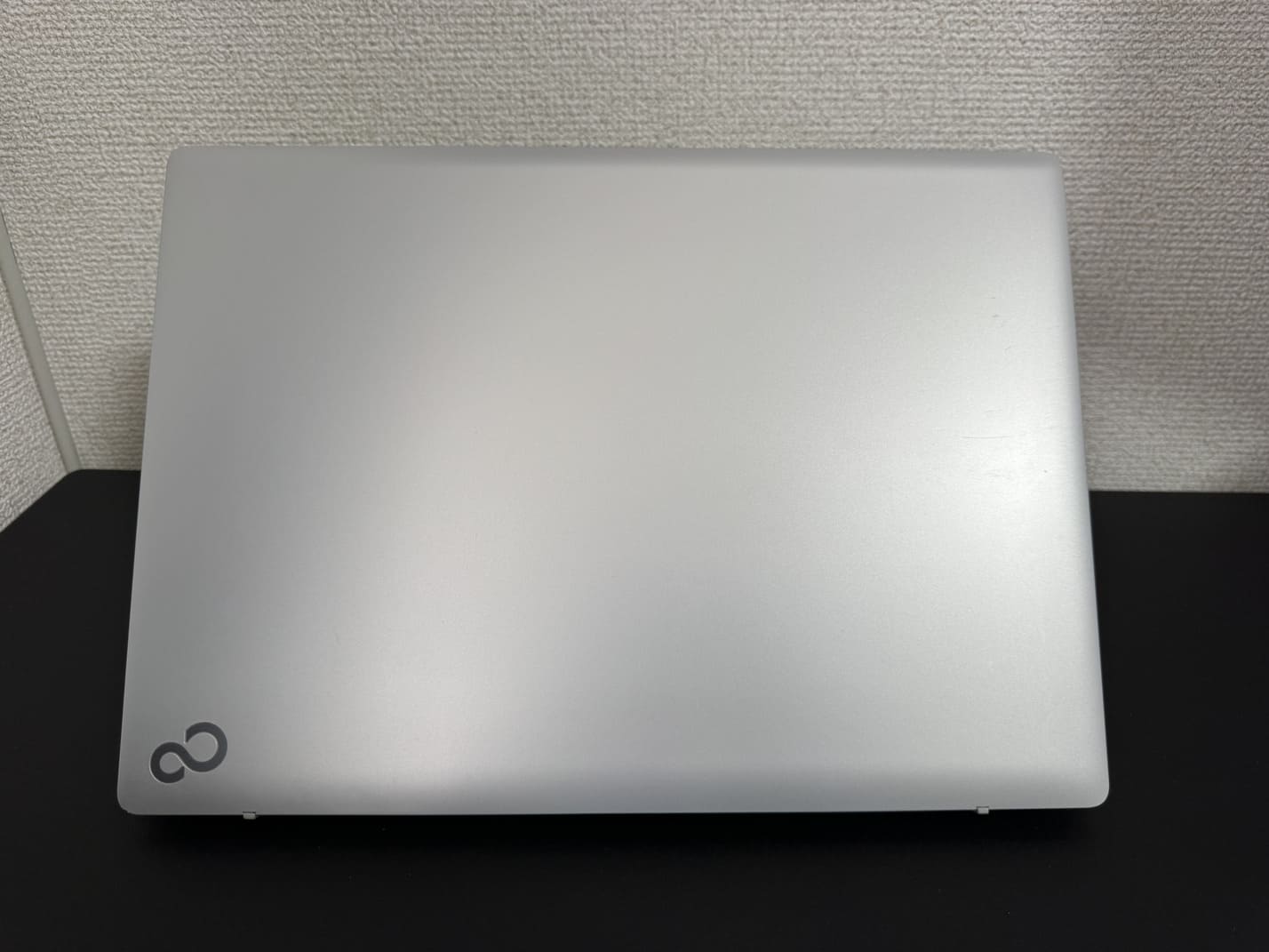 FUJITSU LIFEBOOK MH55/J1 天板の富士通ロゴ（閉じた状態のシルバー筐体）