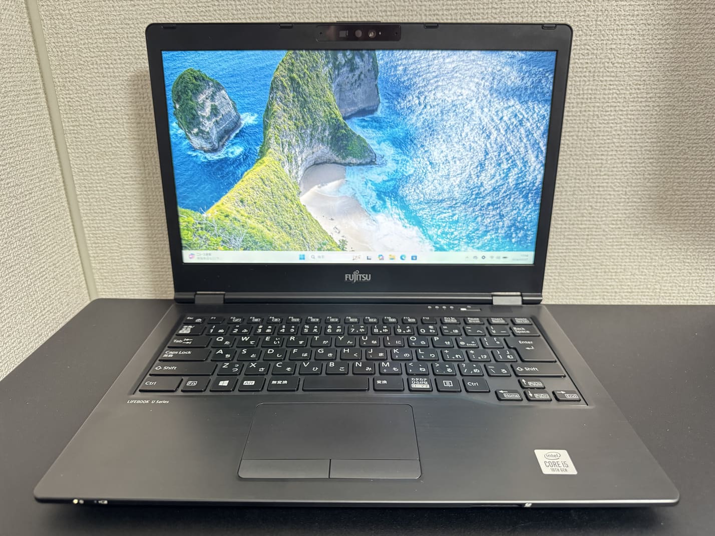 中古 FUJITSU LIFEBOOK U7410/D を正面から見た14型ディスプレイと日本語キーボード全体