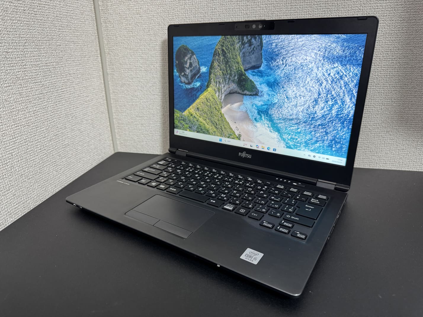 中古 FUJITSU LIFEBOOK U7410/D（第10世代Core i5）ブラック本体を左斜め前から見た外観