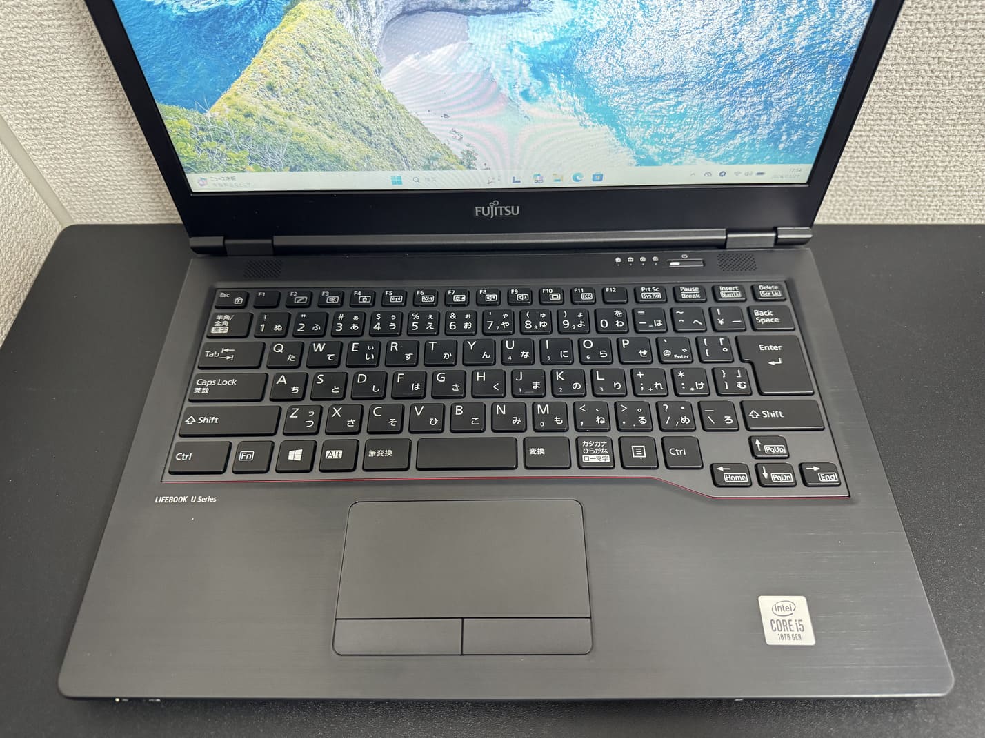 中古 FUJITSU LIFEBOOK U7410/D の日本語キーボードとタッチパッドのアップ