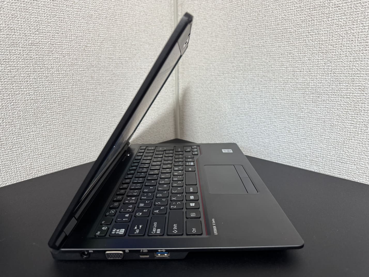 中古 FUJITSU LIFEBOOK U7410/D の左側面 電源端子とVGA USB Type-C USB Type-A