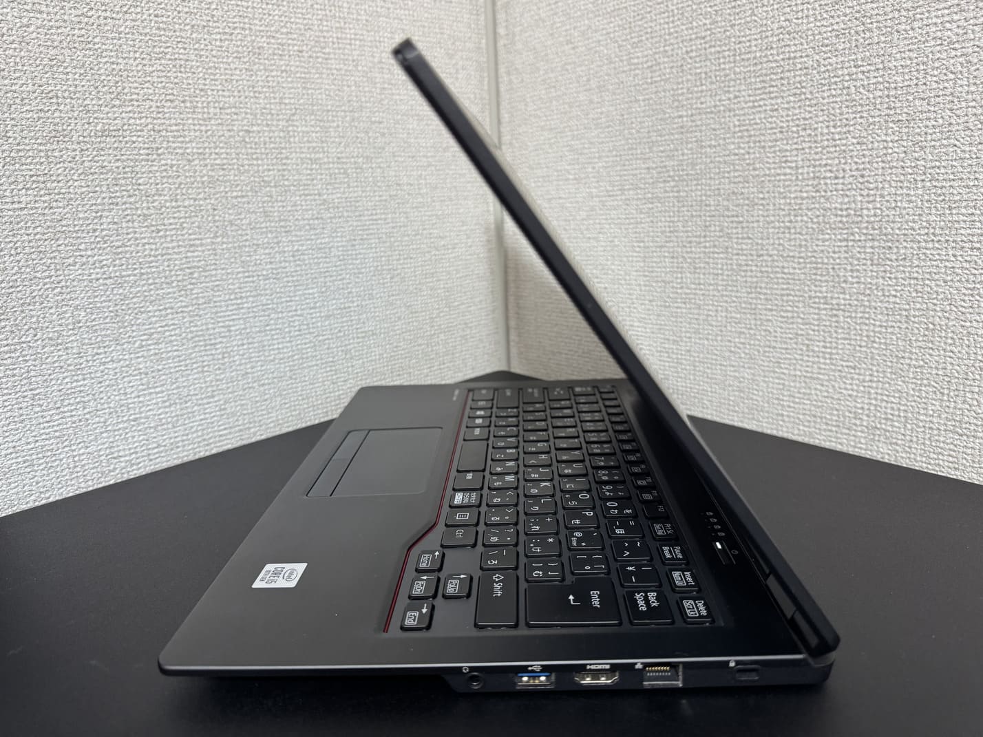 中古 FUJITSU LIFEBOOK U7410/D の右側面 ヘッドフォンマイクジャックとUSB Type-A HDMI LAN拡張コネクタ