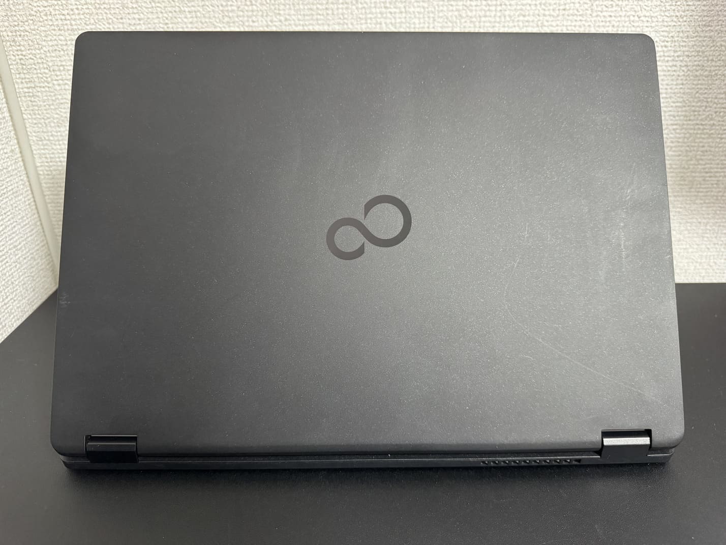 中古 FUJITSU LIFEBOOK U7410/D のFUJITSUロゴ入りブラック天板