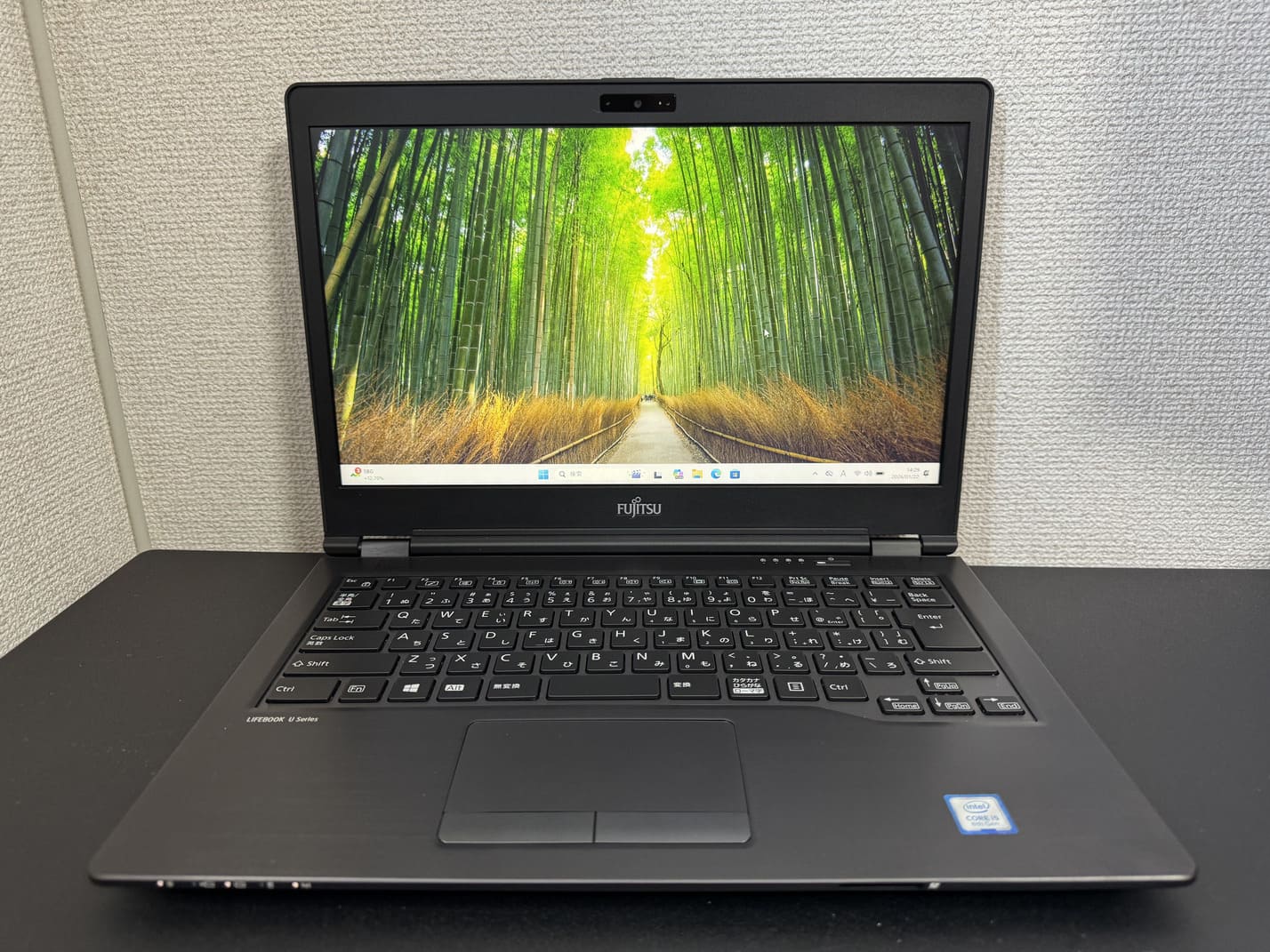 FUJITSU LIFEBOOK U749/A を正面から見たディスプレイと日本語キーボード全体