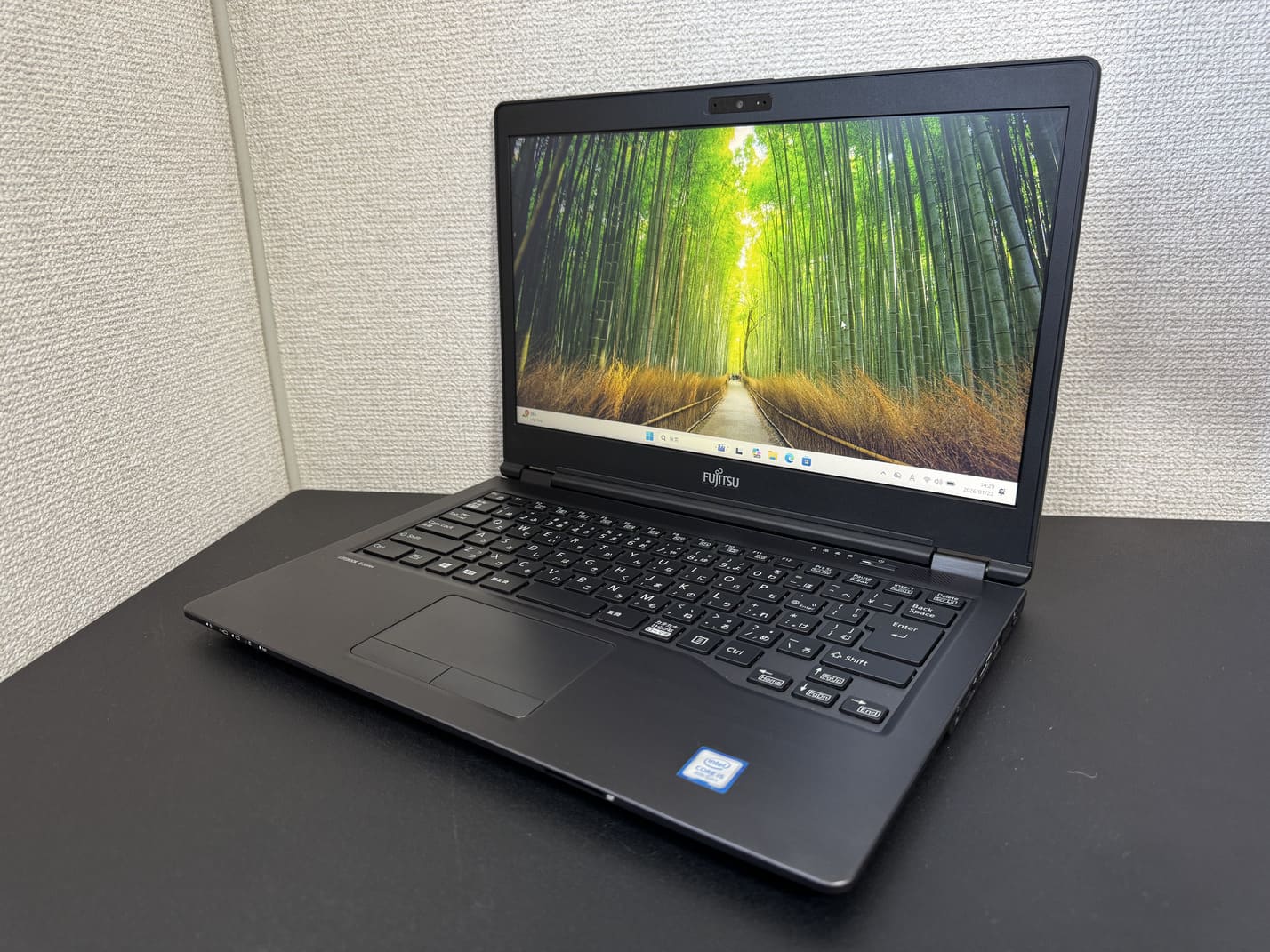 中古美品 FUJITSU LIFEBOOK U749/A を左斜め前から見た外観