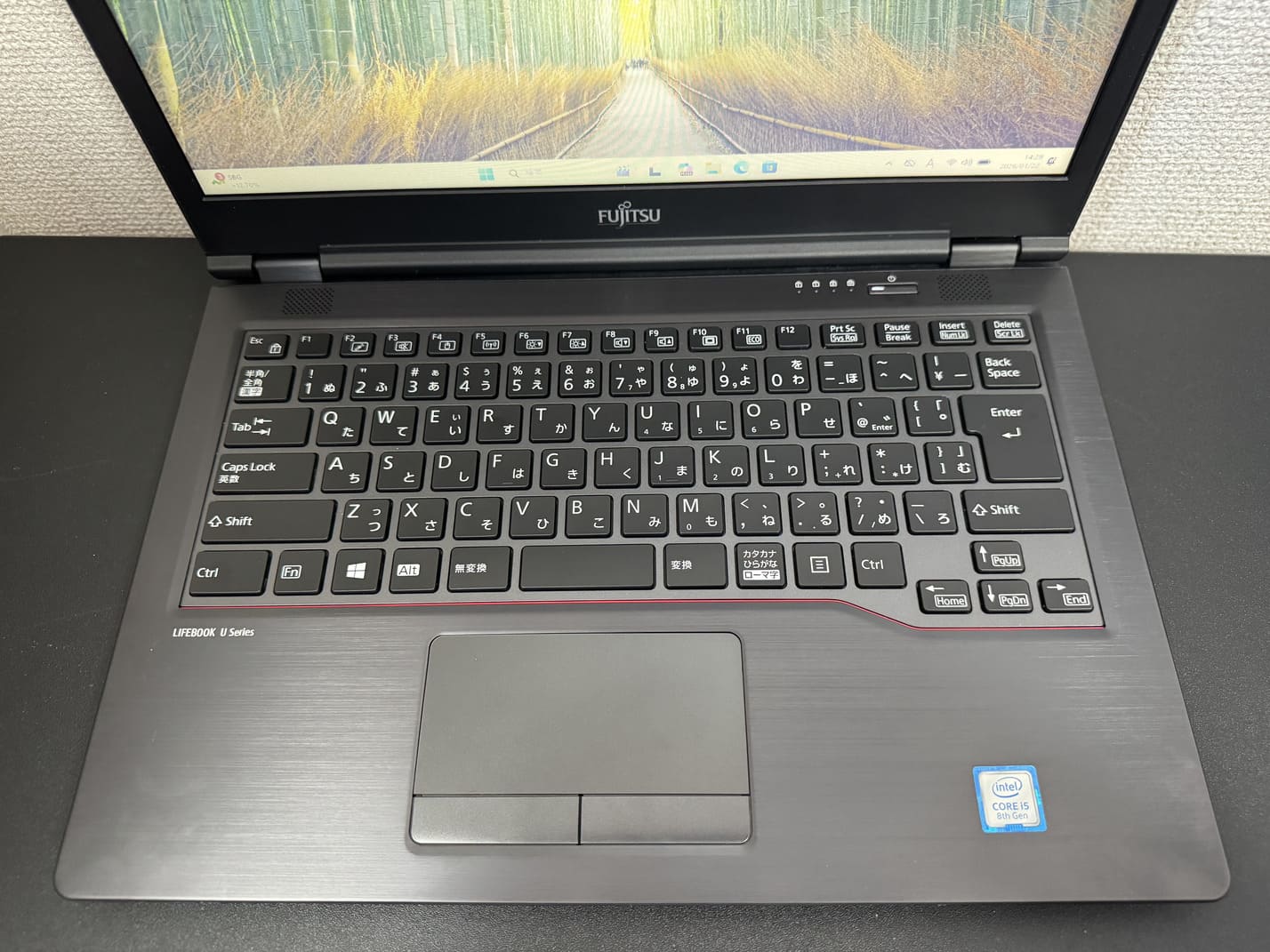 FUJITSU LIFEBOOK U749/A の日本語キーボードとタッチパッドのアップ
