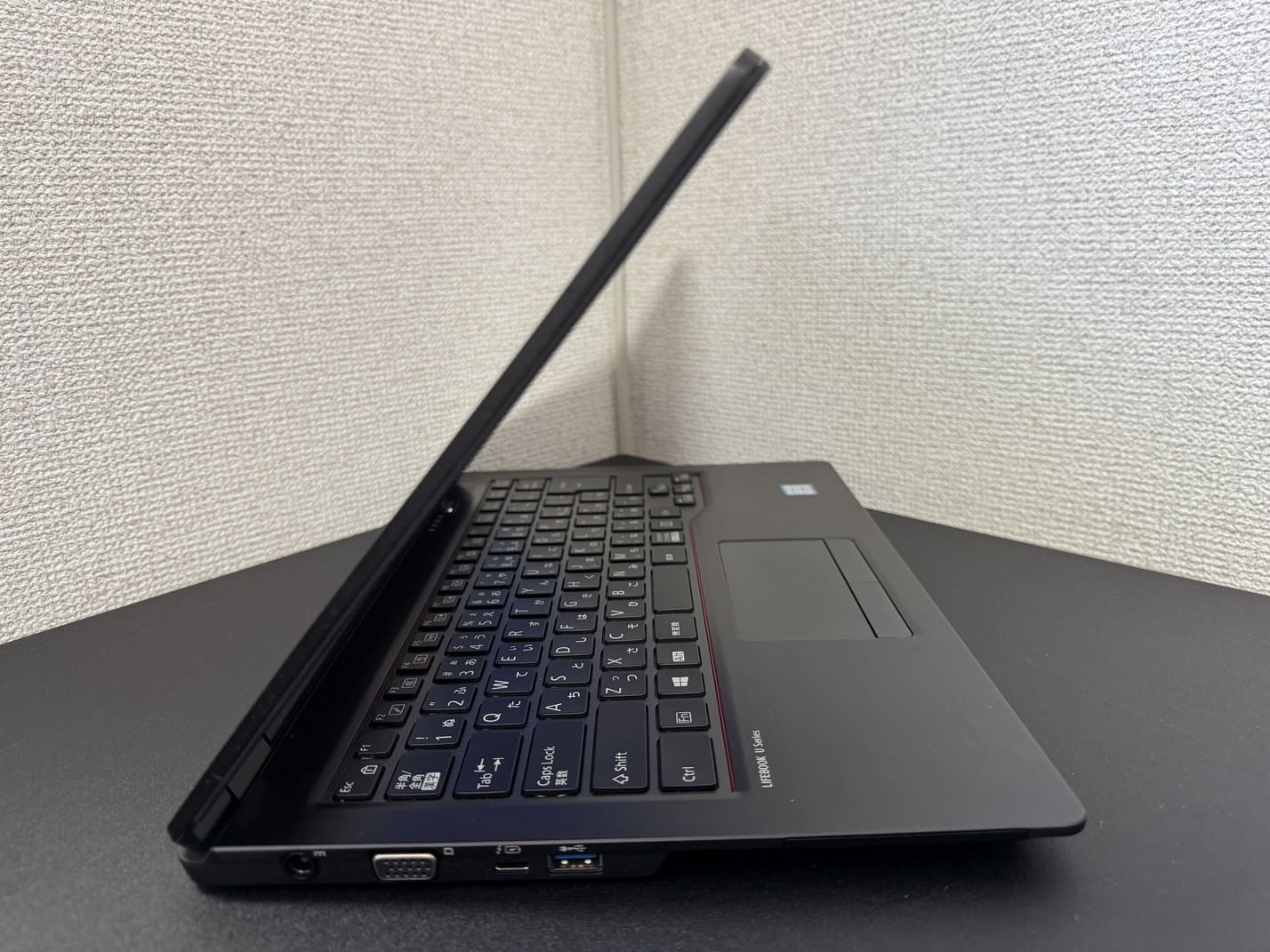中古美品 FUJITSU LIFEBOOK U749/A 左側面の接続端子