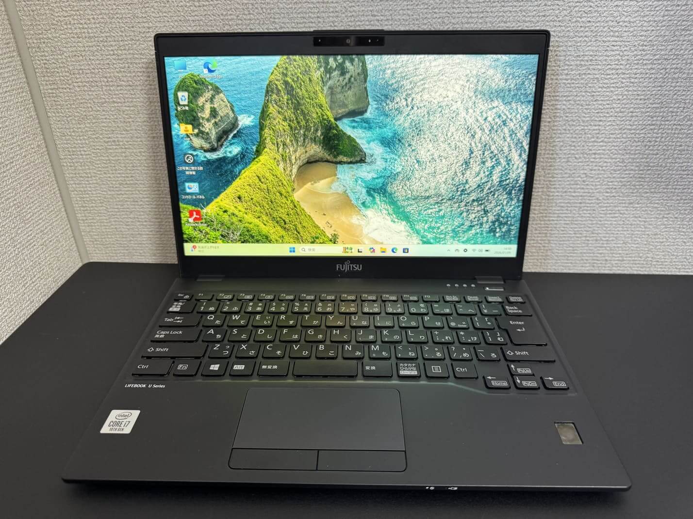 中古美品 FUJITSU LIFEBOOK U9310/D を正面から見た13.3型フルHD液晶と日本語キーボード全体