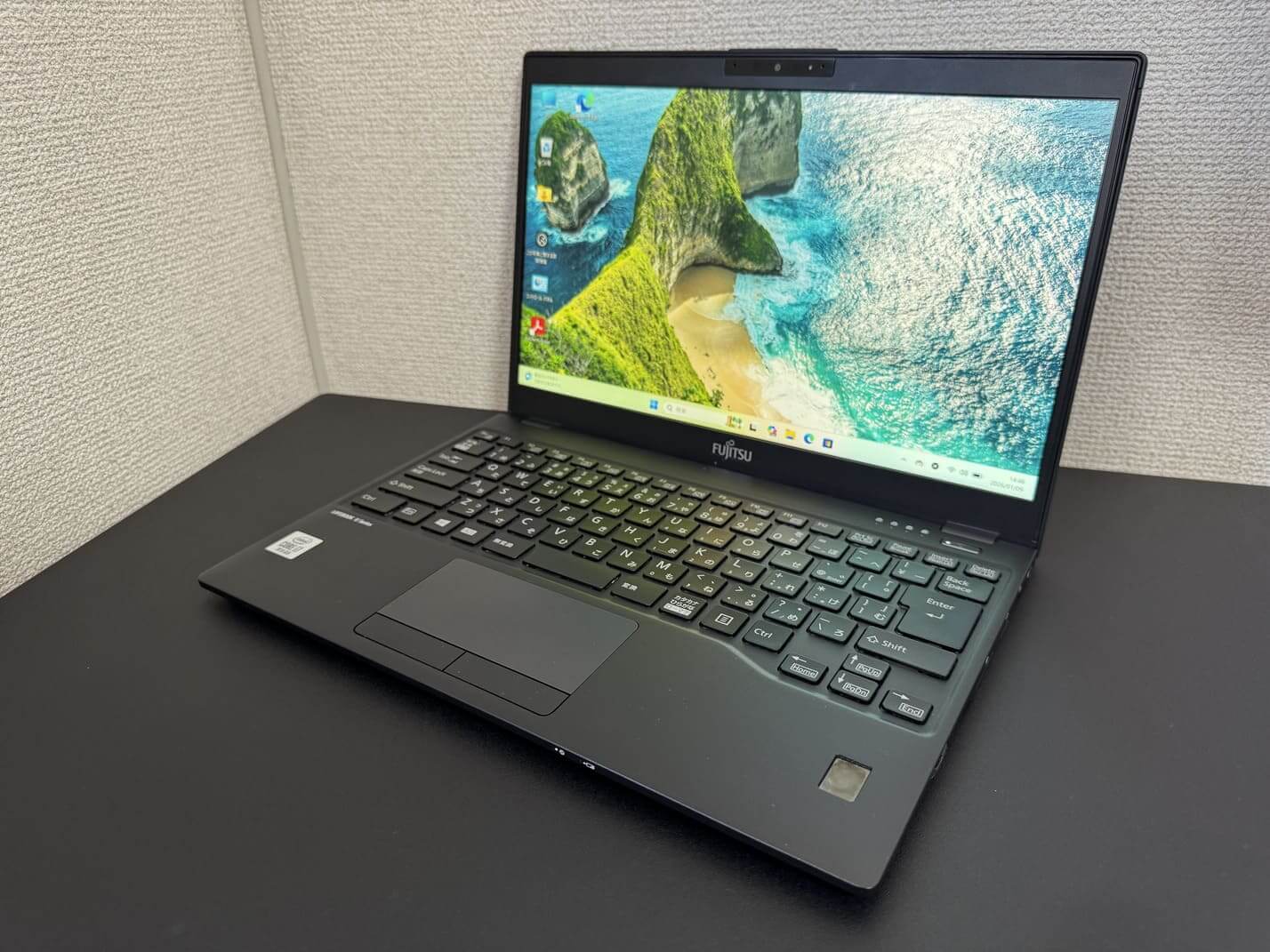 中古美品 FUJITSU LIFEBOOK U9310/D（第10世代Core i7／16GB／256GB SSD）ブラック本体を左斜め前から見た外観