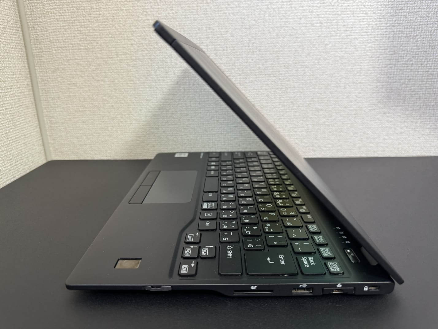 FUJITSU LIFEBOOK U9310/D 右側面のインターフェース（SDカードリーダー・USB Type-A・有線LAN・セキュリティロックスロット）