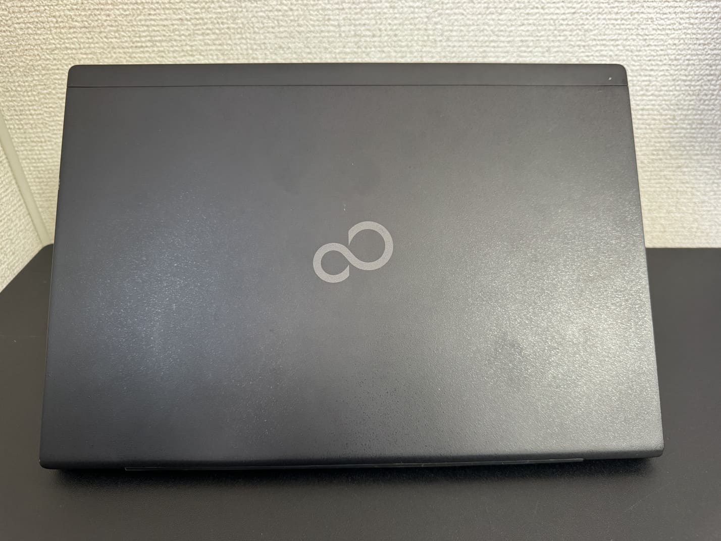 FUJITSU LIFEBOOK U9310/D 天板の富士通ロゴ（閉じた状態のブラック筐体）