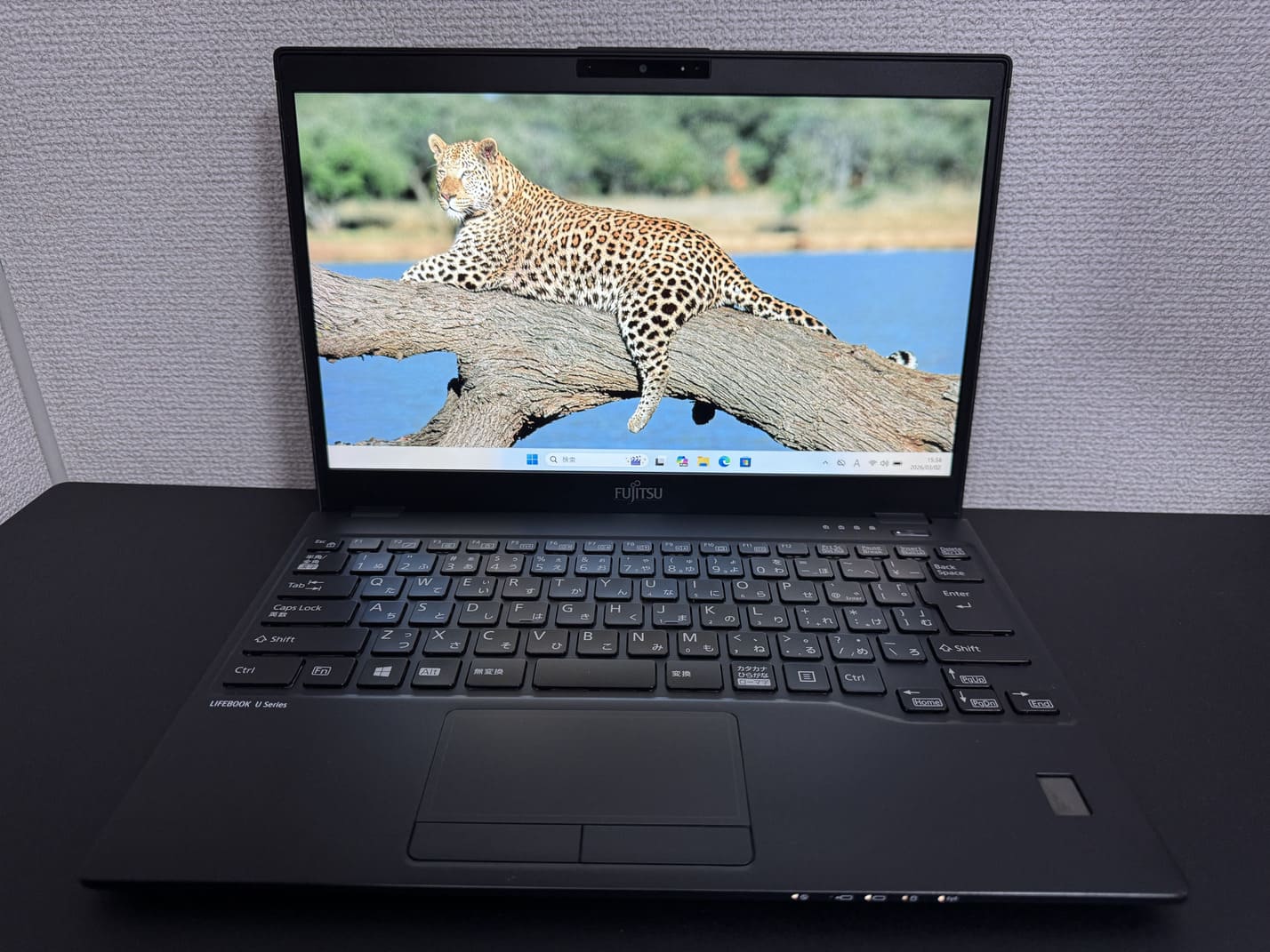 FUJITSU LIFEBOOK U939/A を正面から見たディスプレイと日本語キーボード全体