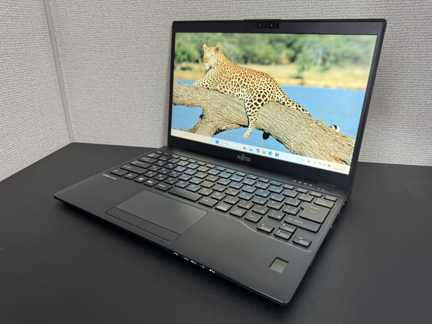 中古 FUJITSU LIFEBOOK U939/A を左斜め前から見た外観