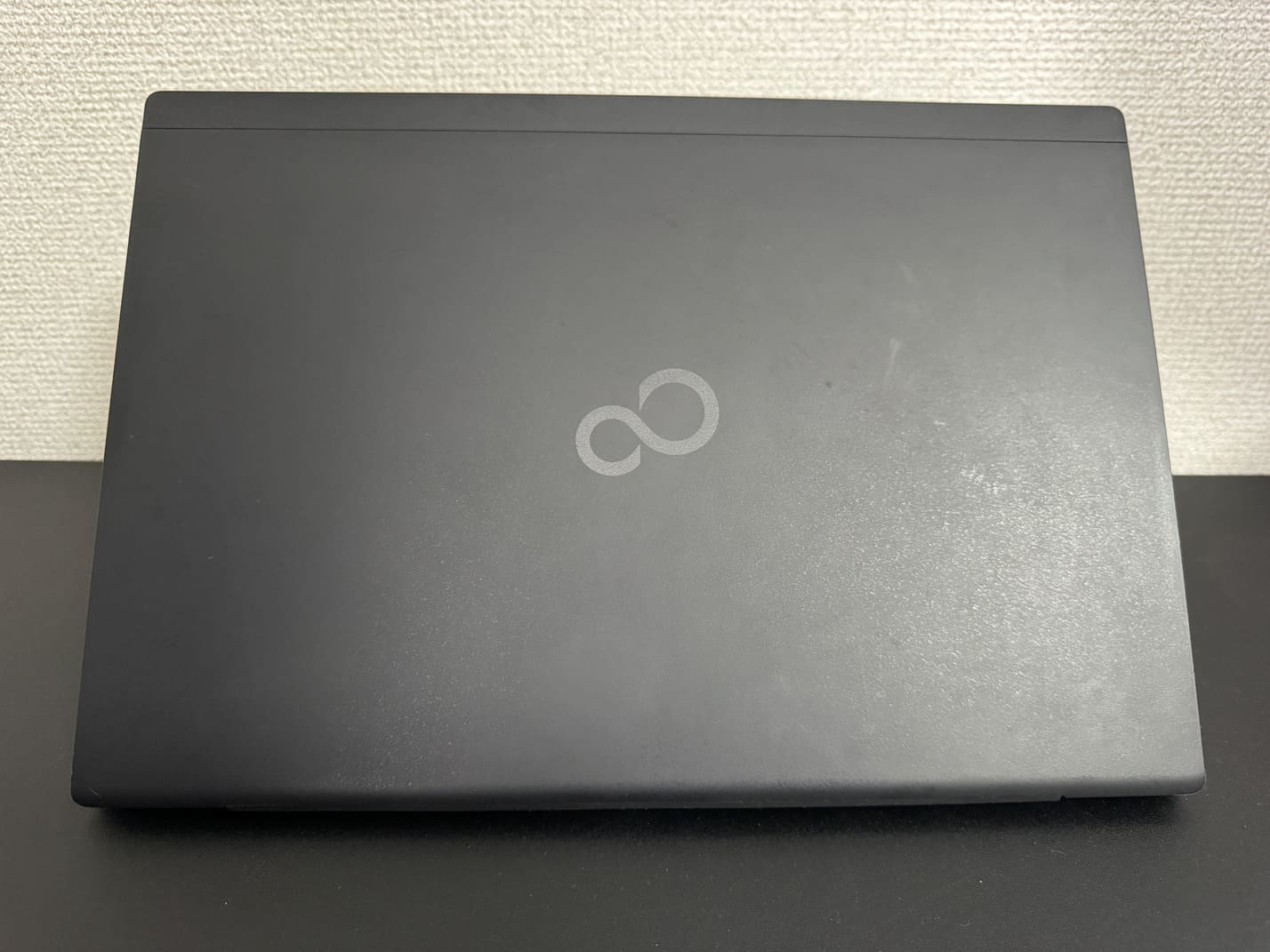 FUJITSU LIFEBOOK U939/A 天板のFUJITSUロゴ