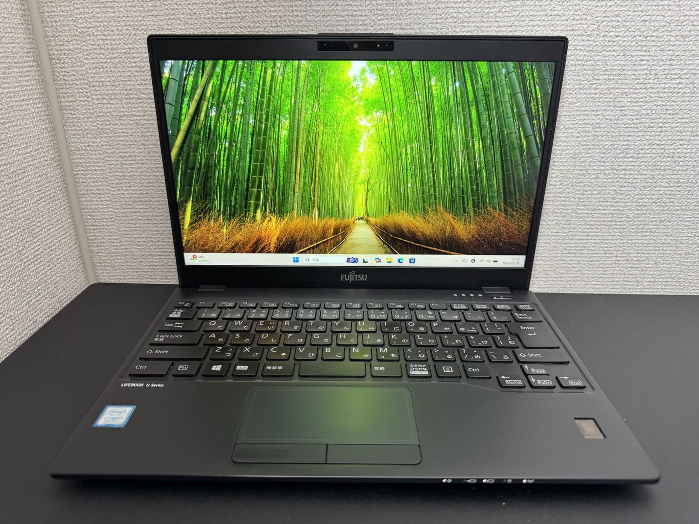 FUJITSU LIFEBOOK U939/B を正面から見たディスプレイと日本語キーボード全体