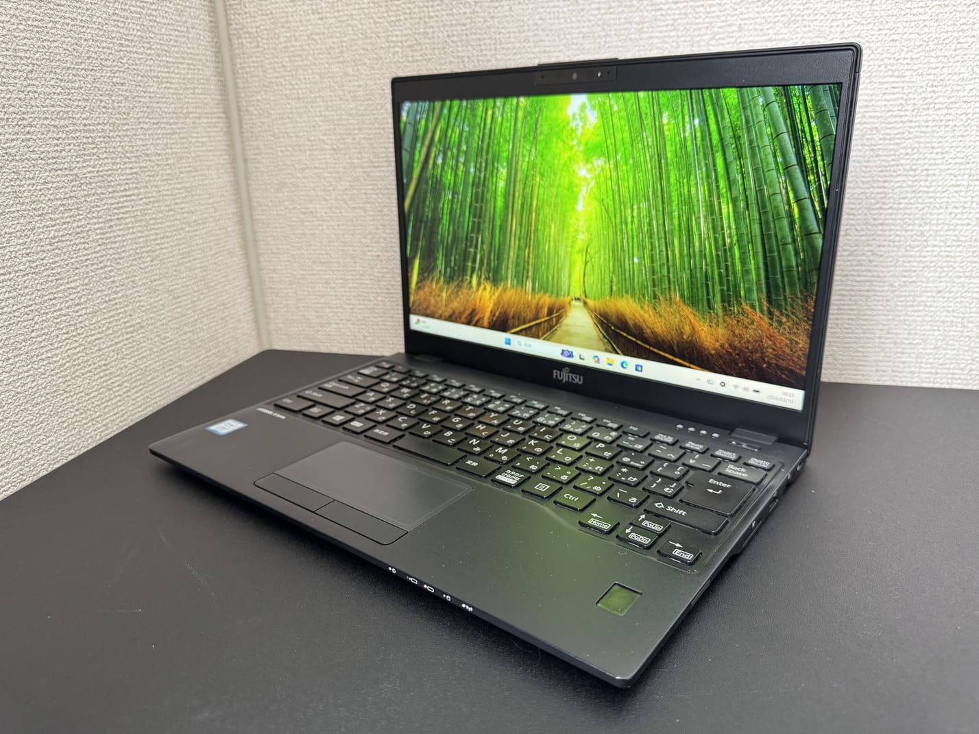 中古 FUJITSU LIFEBOOK U939/B を左斜め前から見た外観