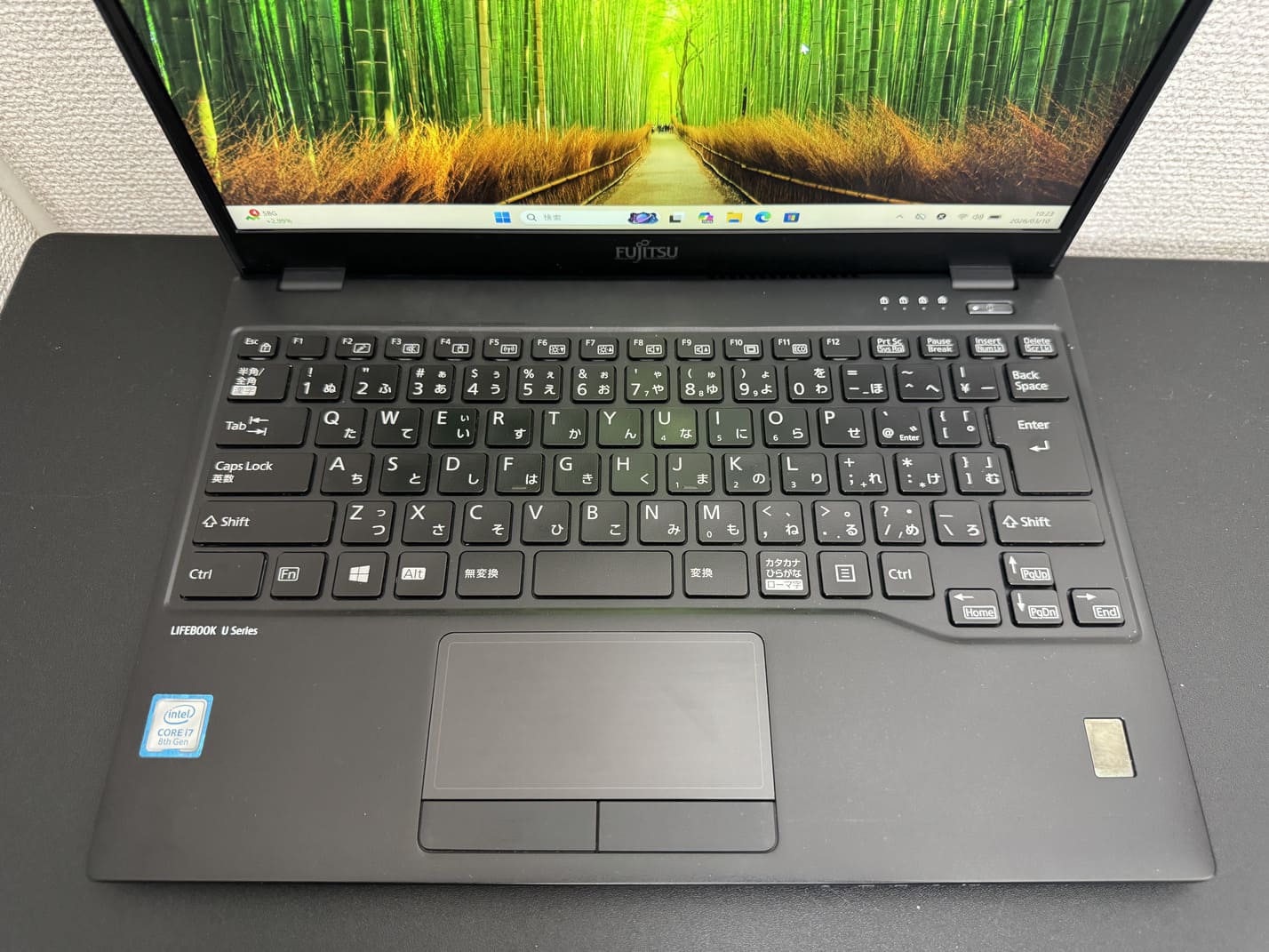 FUJITSU LIFEBOOK U939/B の日本語キーボードとタッチパッドのアップ