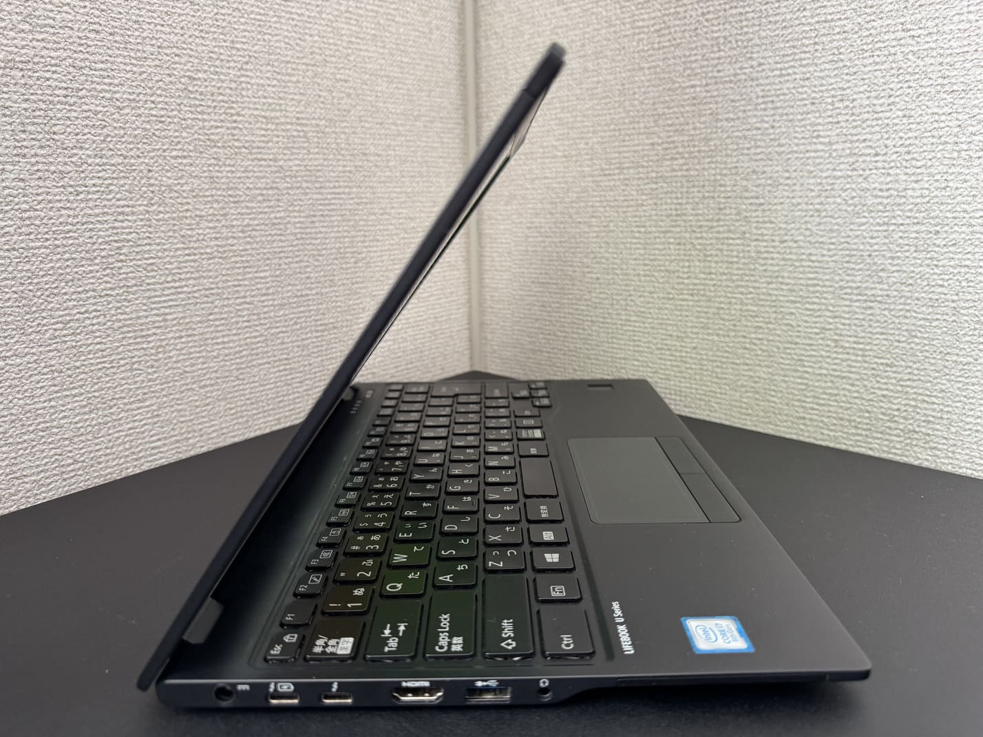 中古 FUJITSU LIFEBOOK U939/B 左側面の接続端子