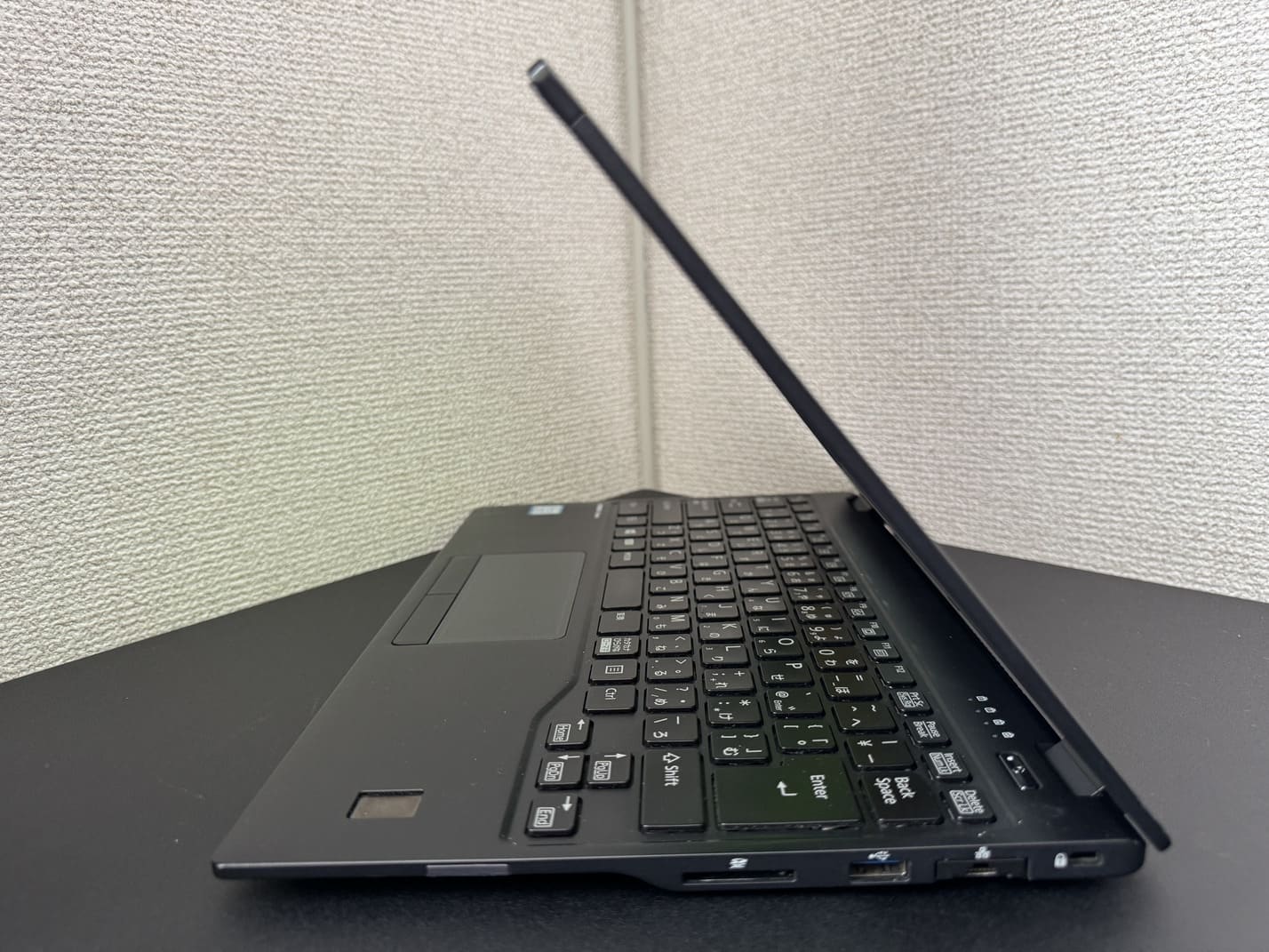 中古 FUJITSU LIFEBOOK U939/B 右側面の接続端子