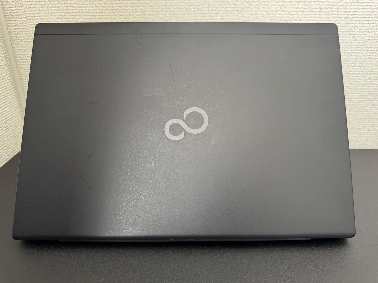 FUJITSU LIFEBOOK U939/B 天板のFUJITSUロゴ