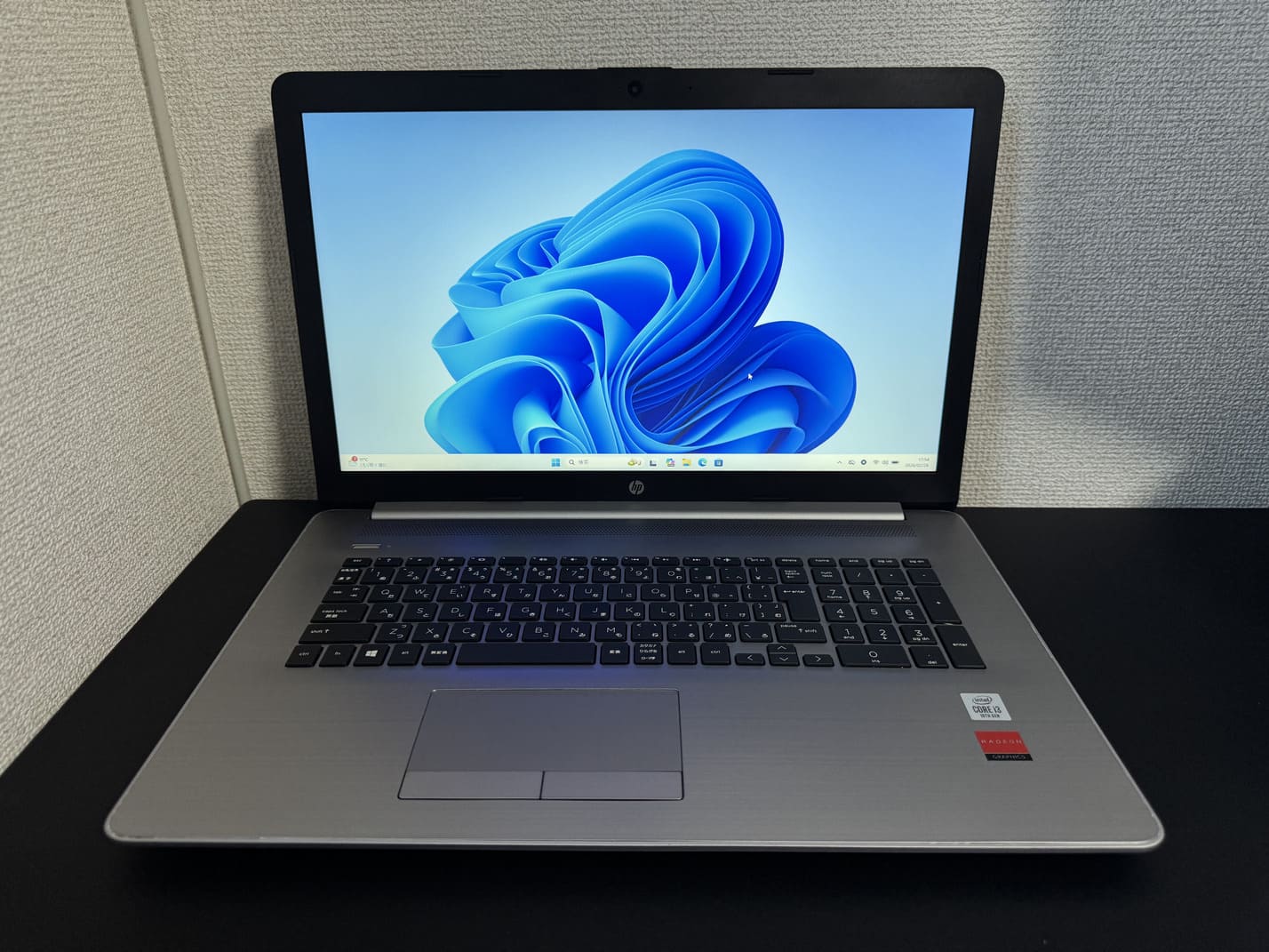中古 HP 470 G7 を正面から見た17.3型液晶とテンキー付き日本語キーボード全体