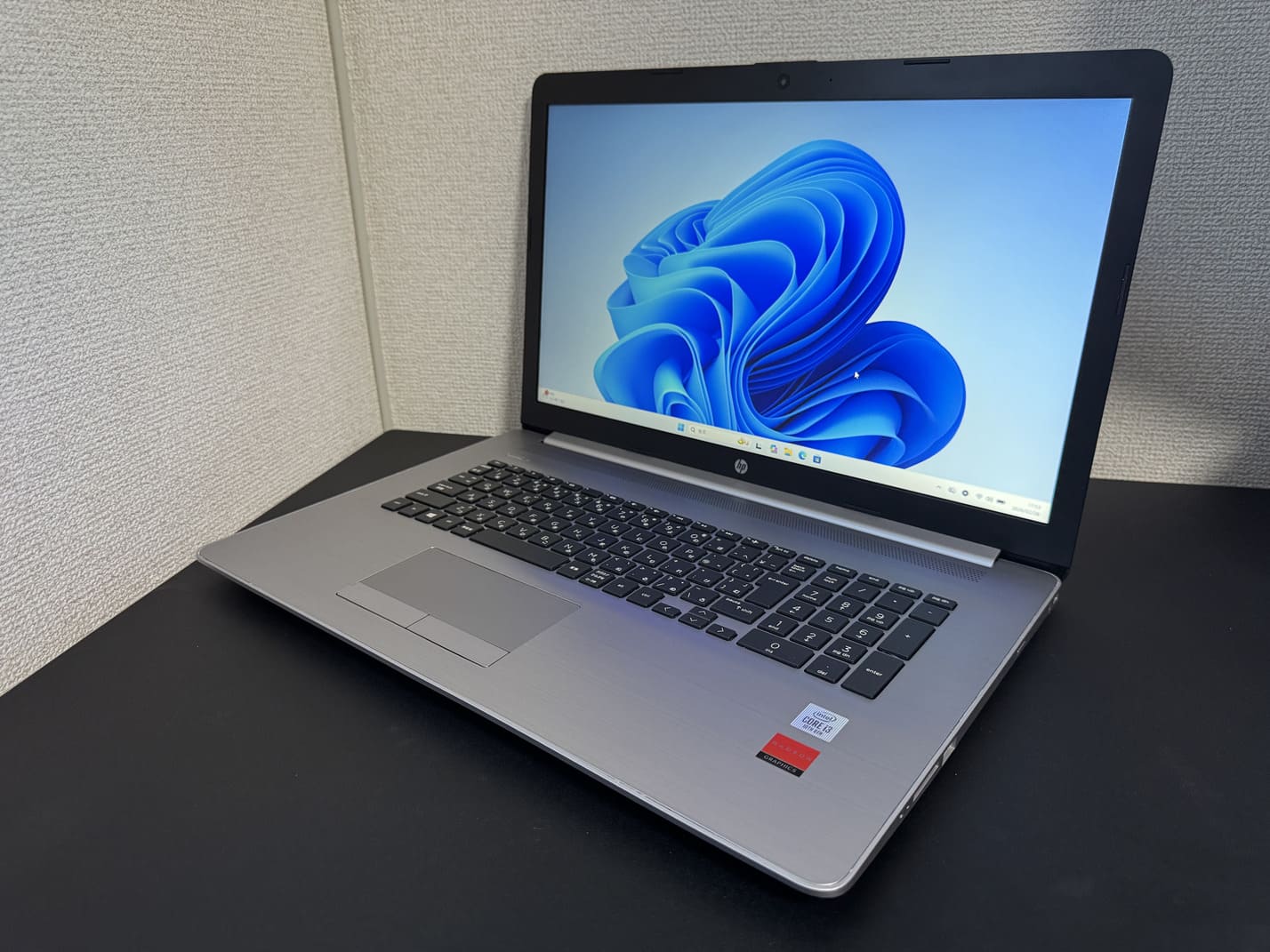 中古 HP 470 G7（第10世代Core i3／16GB／256GB SSD＋500GB HDD）シルバー本体を左斜め前から見た外観