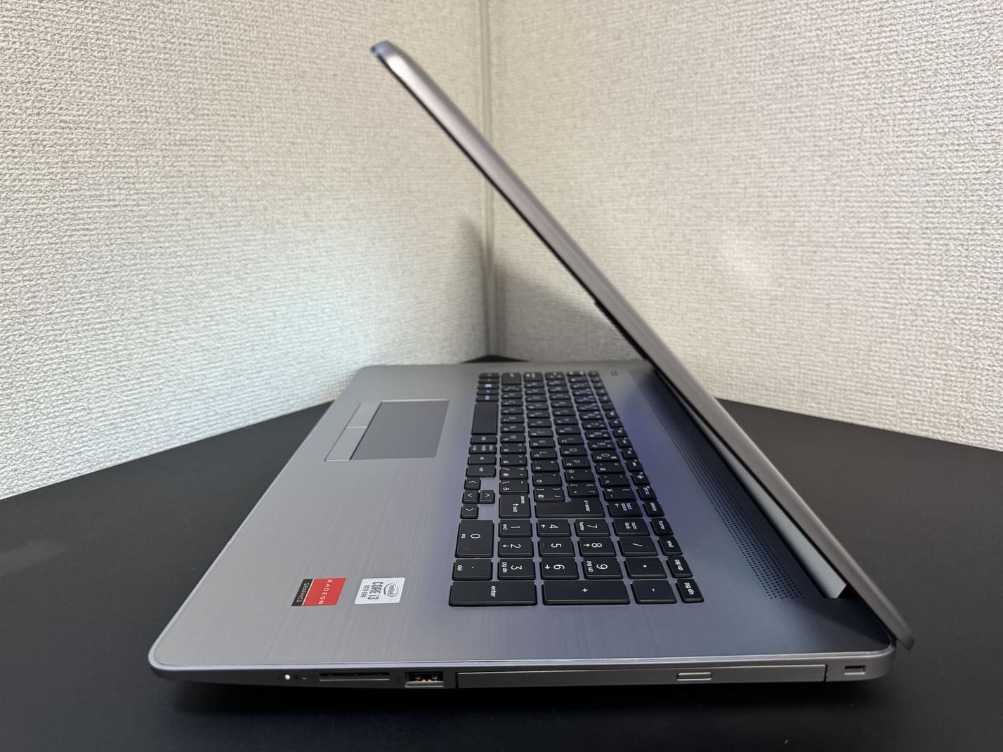 HP 470 G7 右側面のインターフェース（SDカードリーダー・USB Type-A・DVDマルチドライブ・セキュリティロックスロット）