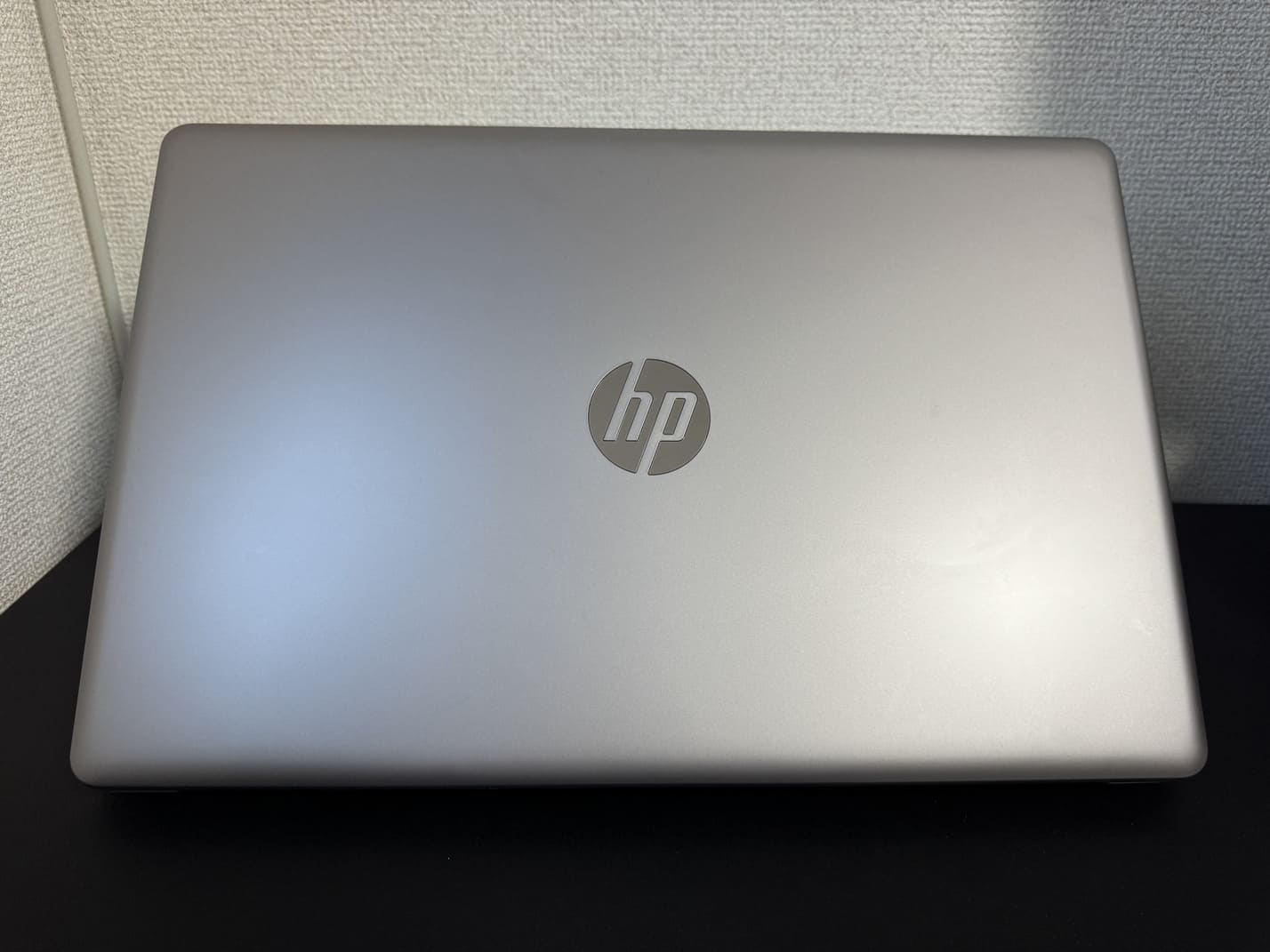 HP 470 G7 天板のHPロゴ（閉じた状態のシルバー筐体）