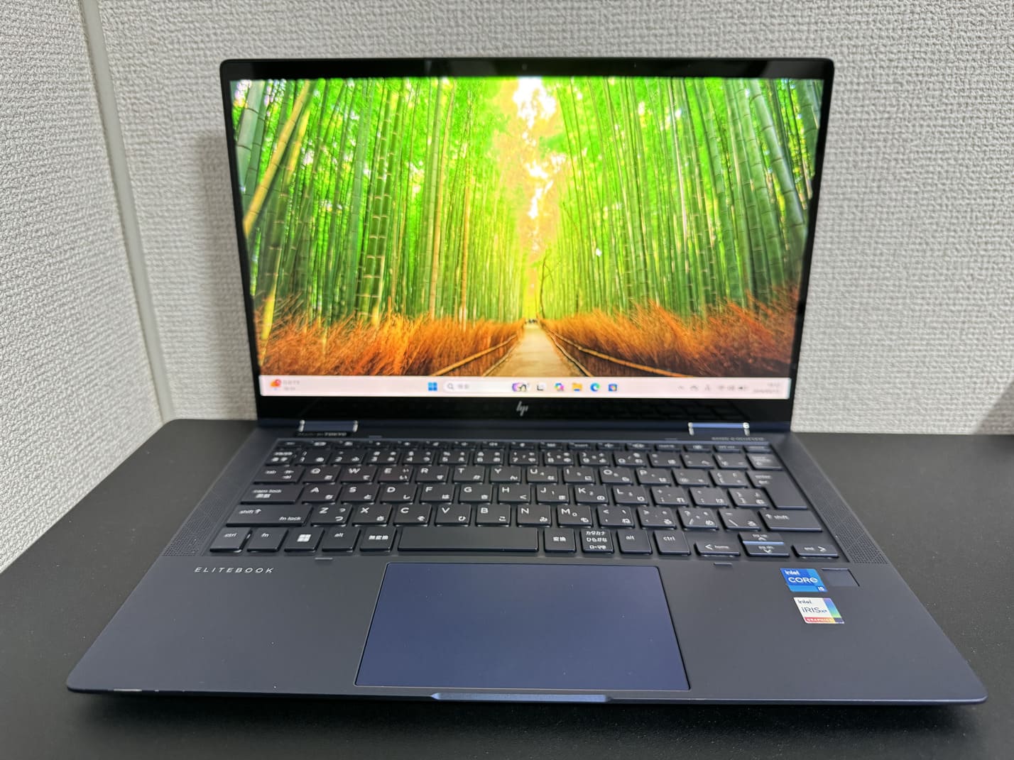 中古 HP Elite Dragonfly G2 を正面から見た13.3型フルHDタッチディスプレイと日本語キーボード全体