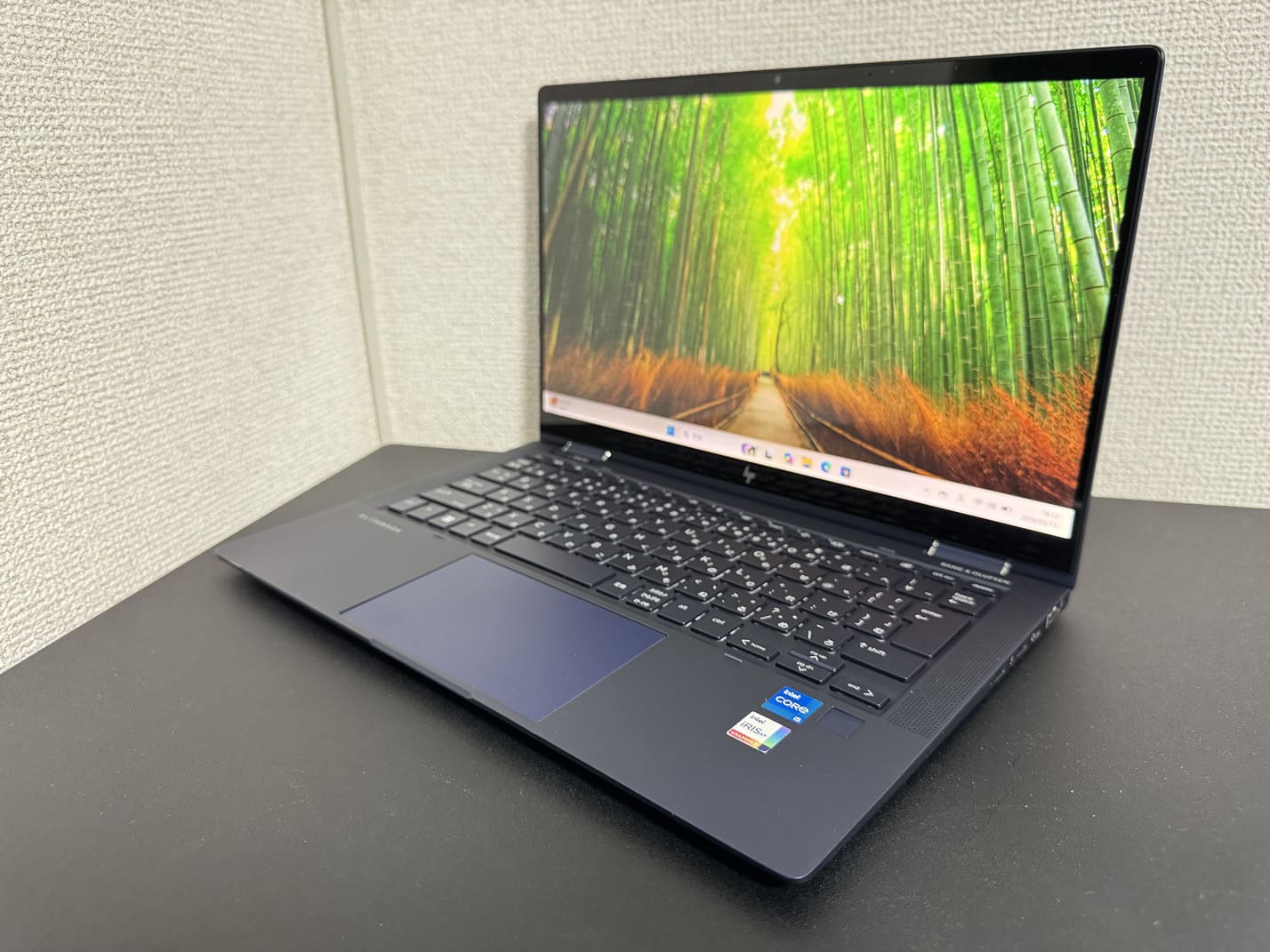 中古 HP Elite Dragonfly G2（第11世代Core i5）ブルー本体を左斜め前から見た外観