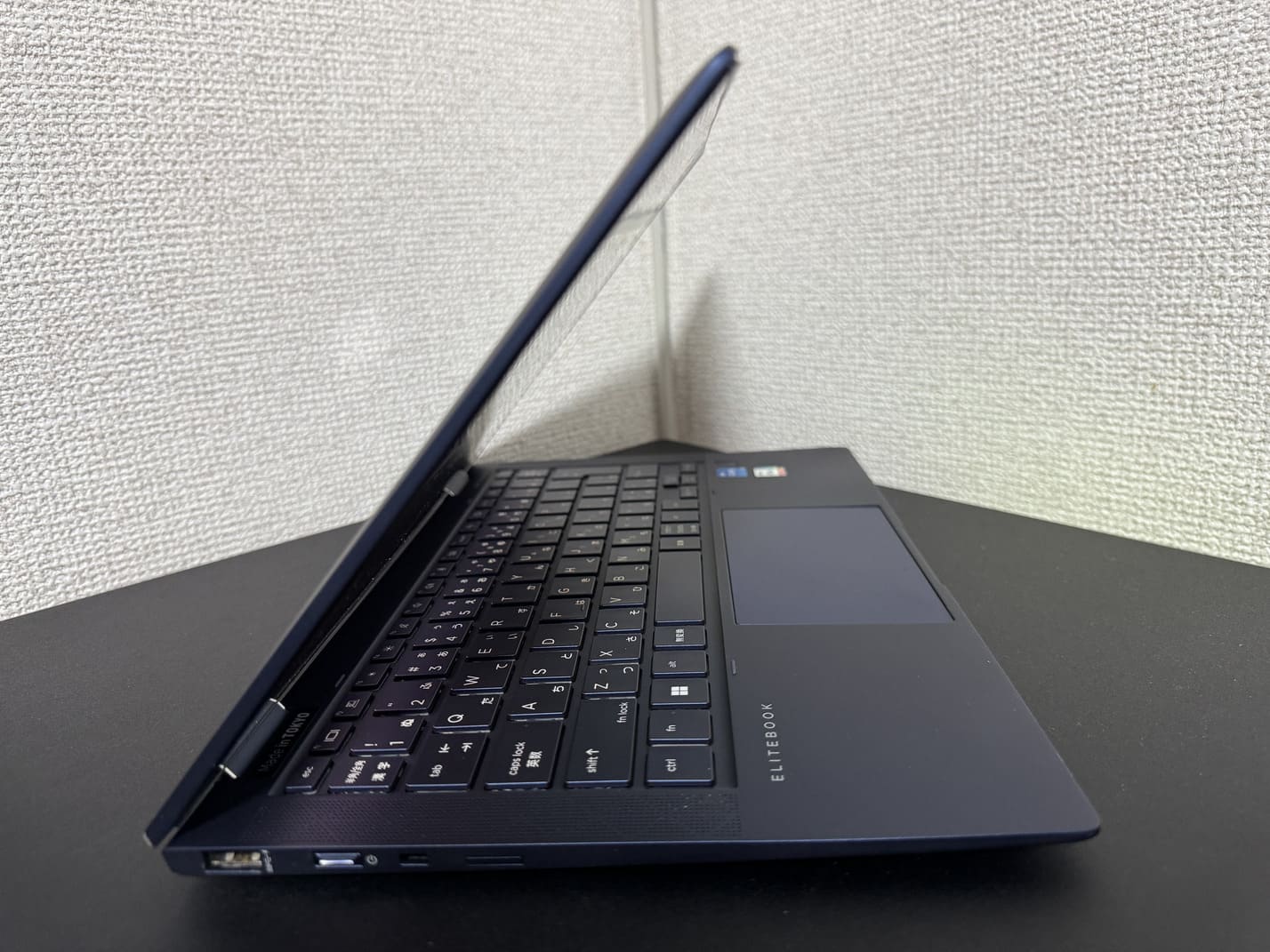 中古 HP Elite Dragonfly G2 の左側面 電源ボタンとUSB Type-A microSD/SIMトレイ
