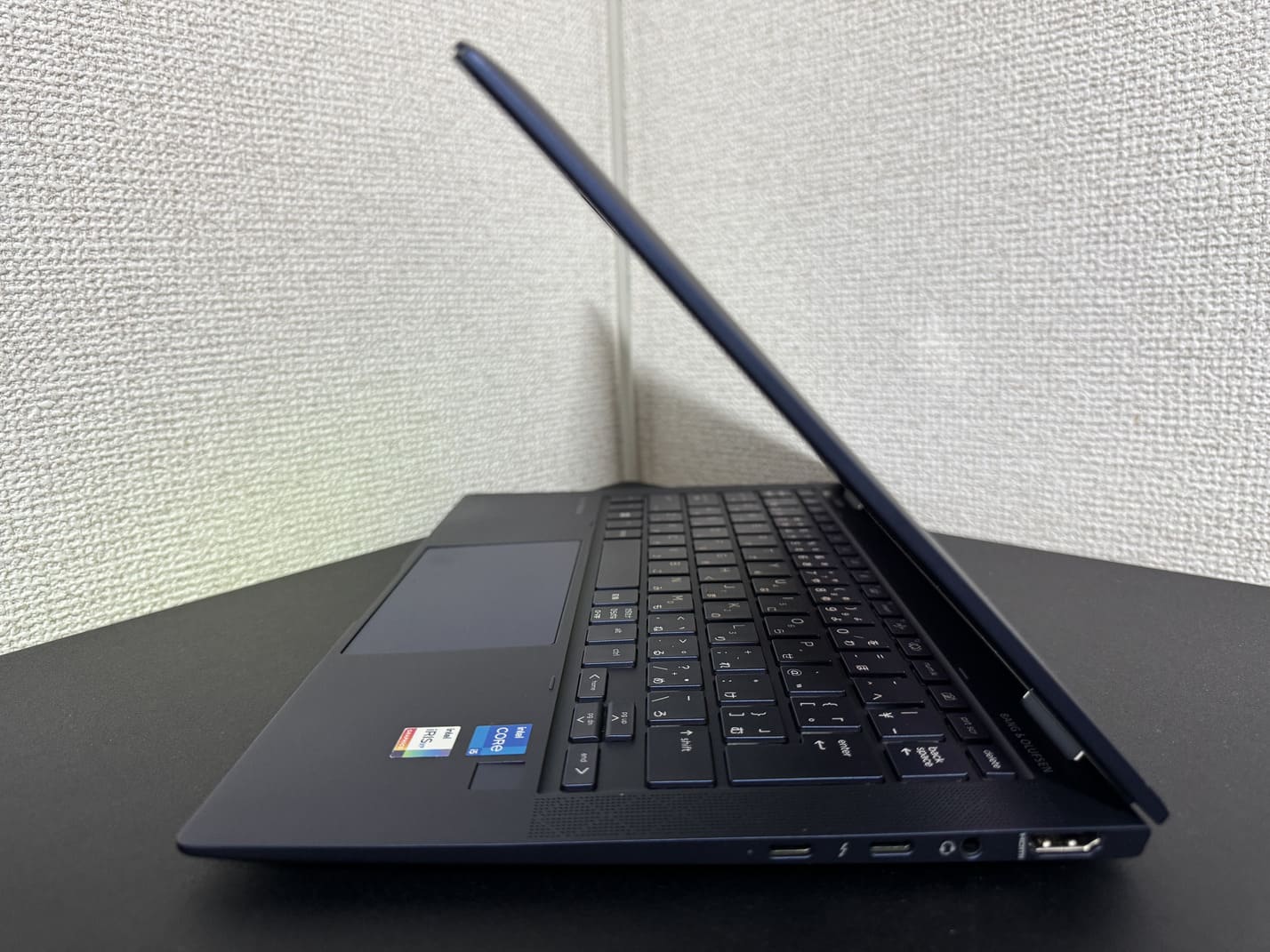 中古 HP Elite Dragonfly G2 の右側面 Thunderbolt 4対応USB Type-C×2とヘッドフォンマイクジャック HDMI