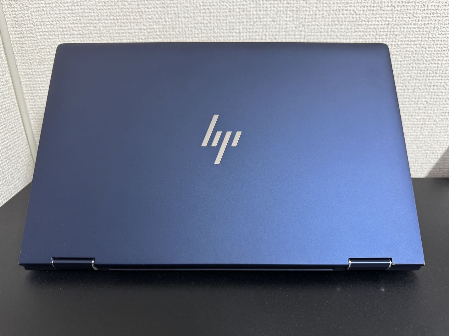 中古 HP Elite Dragonfly G2 のHPロゴ入りブルー天板
