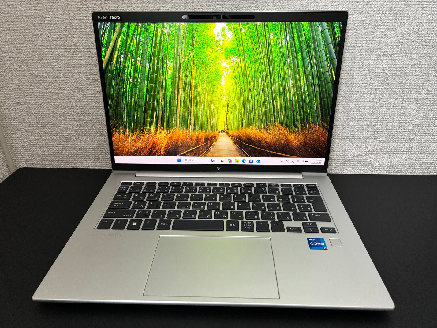 HP EliteBook 1040 G9 を正面から見たディスプレイと日本語キーボード全体