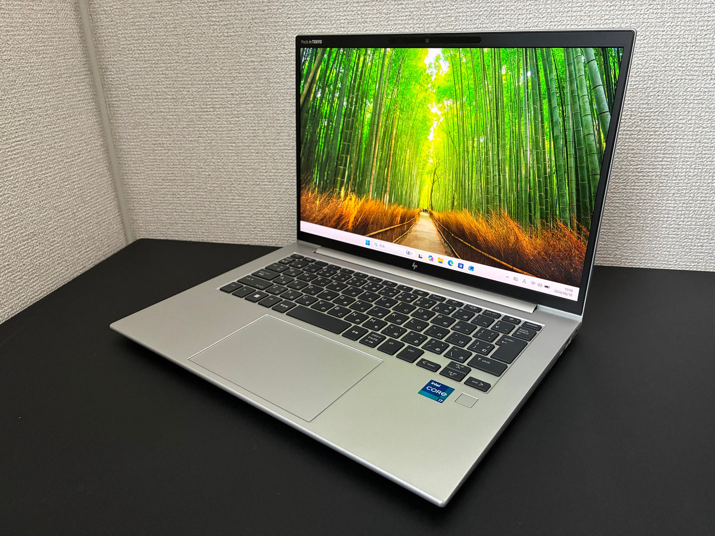 HP EliteBook 1040 G9（Core i7／64GB／512GB SSD）本体を左斜め前から見た外観