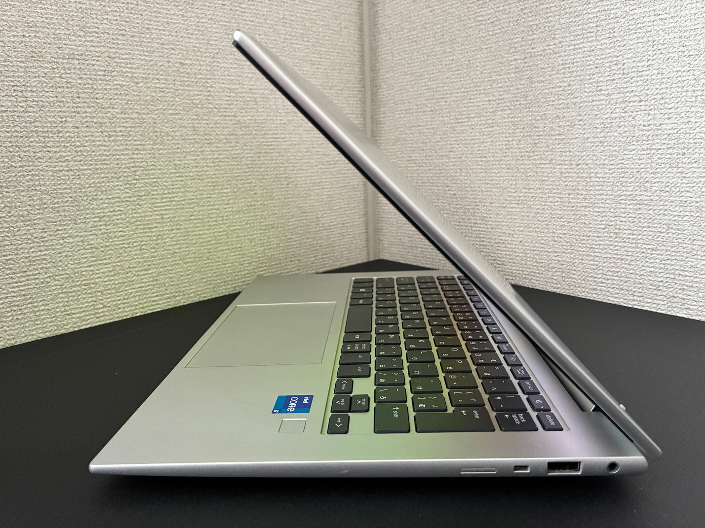HP EliteBook 1040 G9 右側面のインターフェース（USB Type-A・電源端子・ヘッドホン端子）