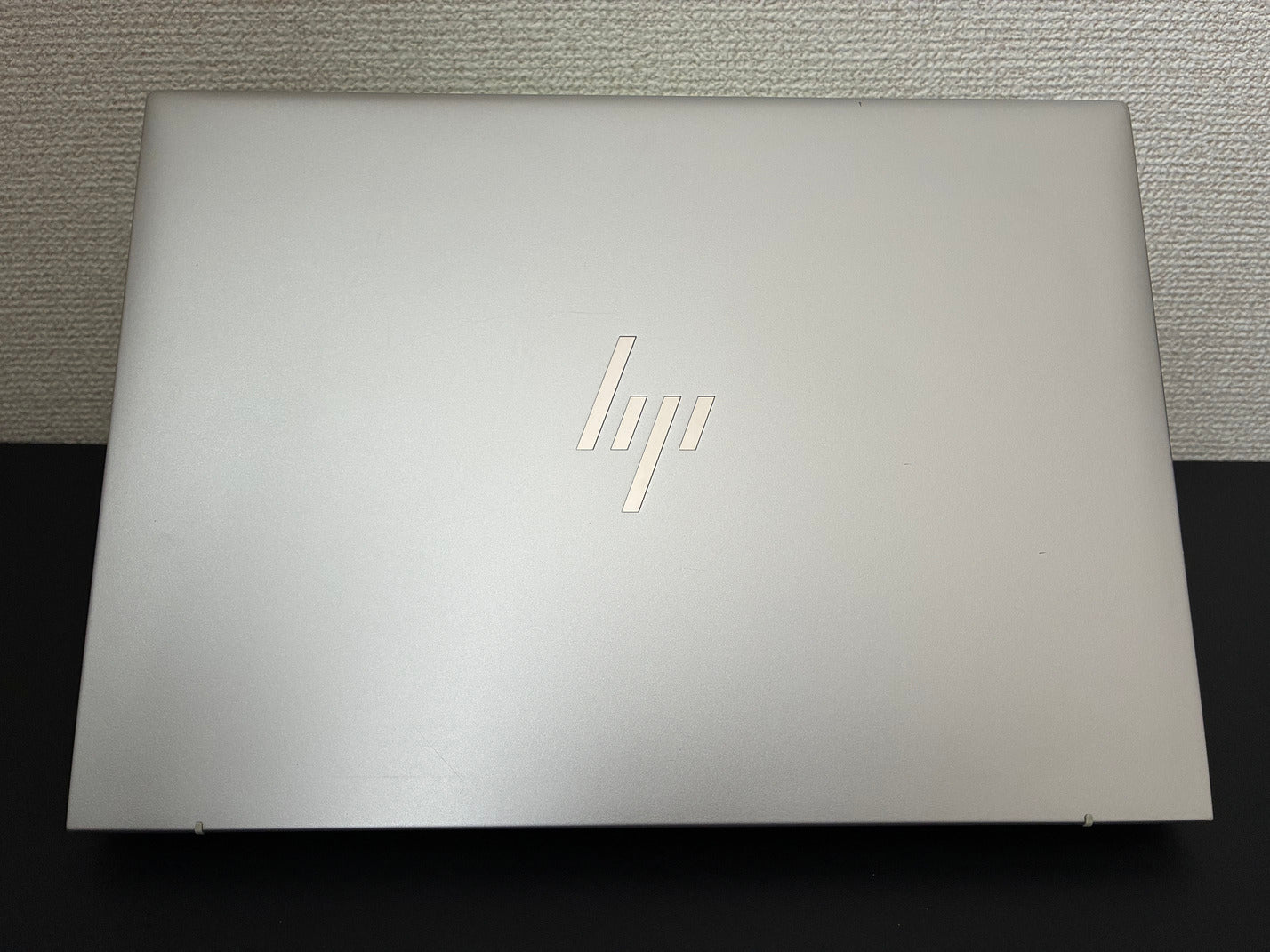 HP EliteBook 1040 G9 天板のHPロゴ（閉じた状態のシルバー筐体）