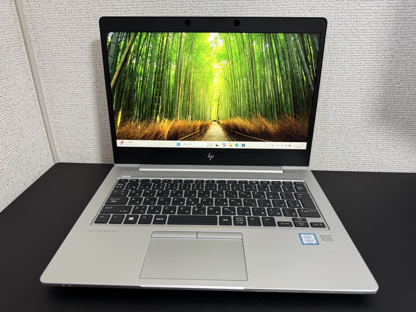 中古 HP EliteBook 830 G5 を正面から見た13.3型フルHDディスプレイと日本語キーボード全体