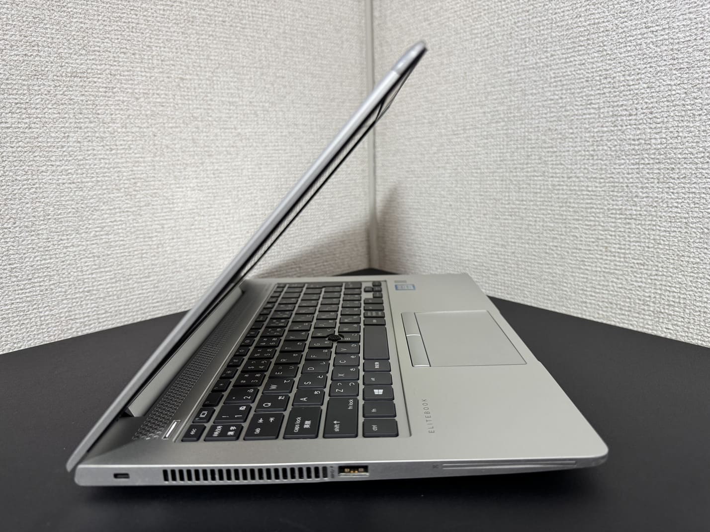 中古 HP EliteBook 830 G5 の左側面 セキュリティロックスロットと排気口 USB Type-A スマートカードリーダー