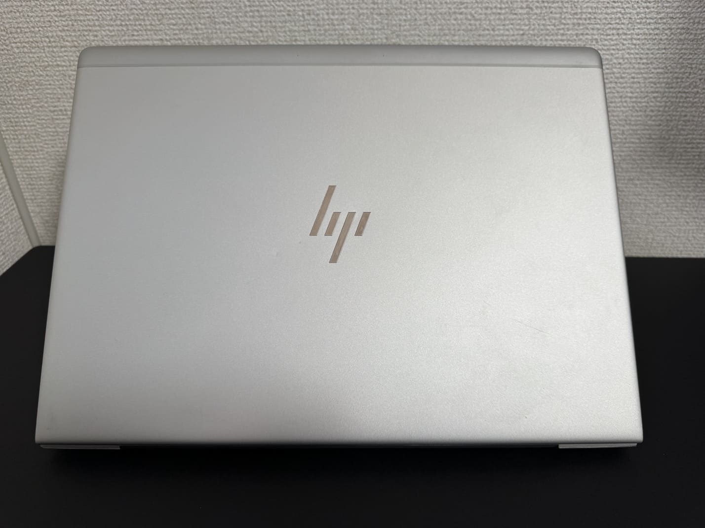 中古 HP EliteBook 830 G5 のHPロゴ入りシルバー天板