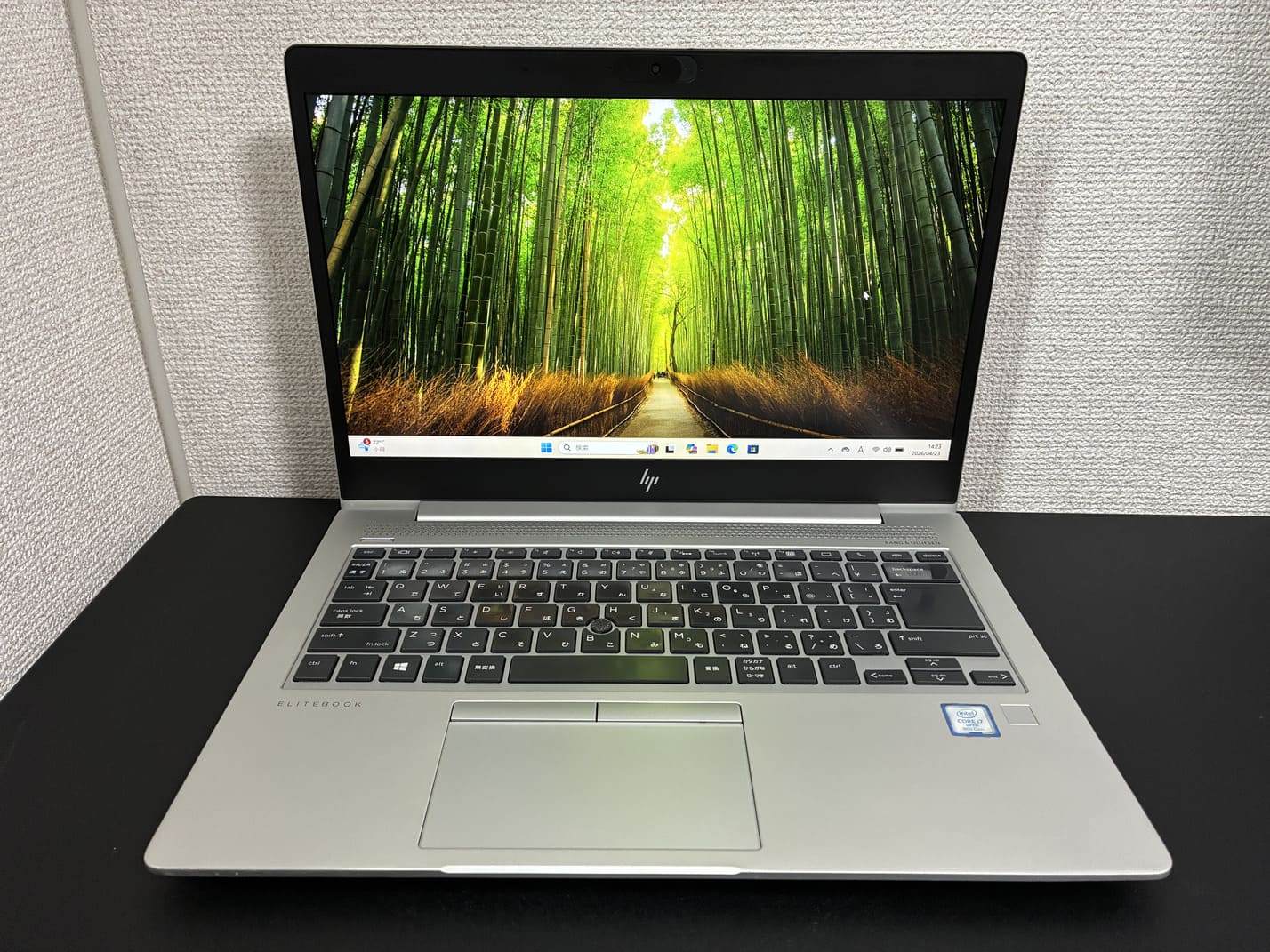 中古美品 HP EliteBook 840 G6 を正面から見た14型フルHDタッチディスプレイと日本語キーボード全体