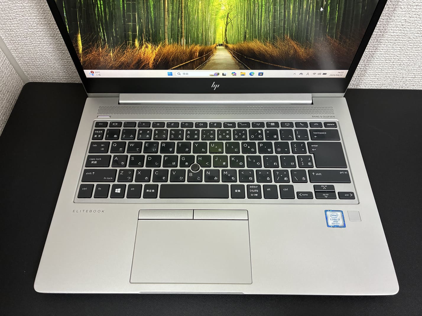 中古美品 HP EliteBook 840 G6 のポインティングスティック付き日本語キーボードと指紋センサーのアップ