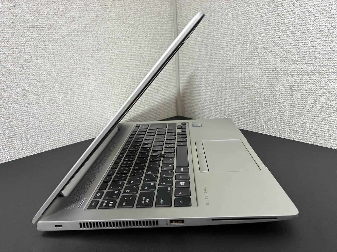中古美品 HP EliteBook 840 G6 の左側面 排気口とUSB Type-A