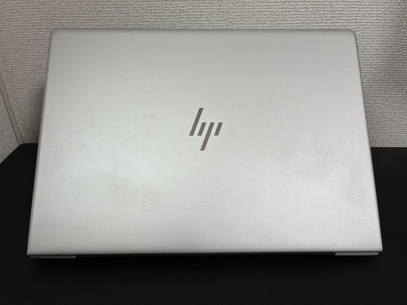 中古美品 HP EliteBook 840 G6 のHPロゴ入りシルバー天板