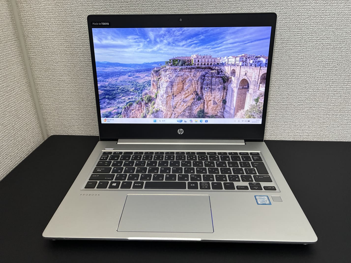 中古 HP ProBook 430 G6 を正面から見た13.3型ディスプレイと日本語キーボード全体