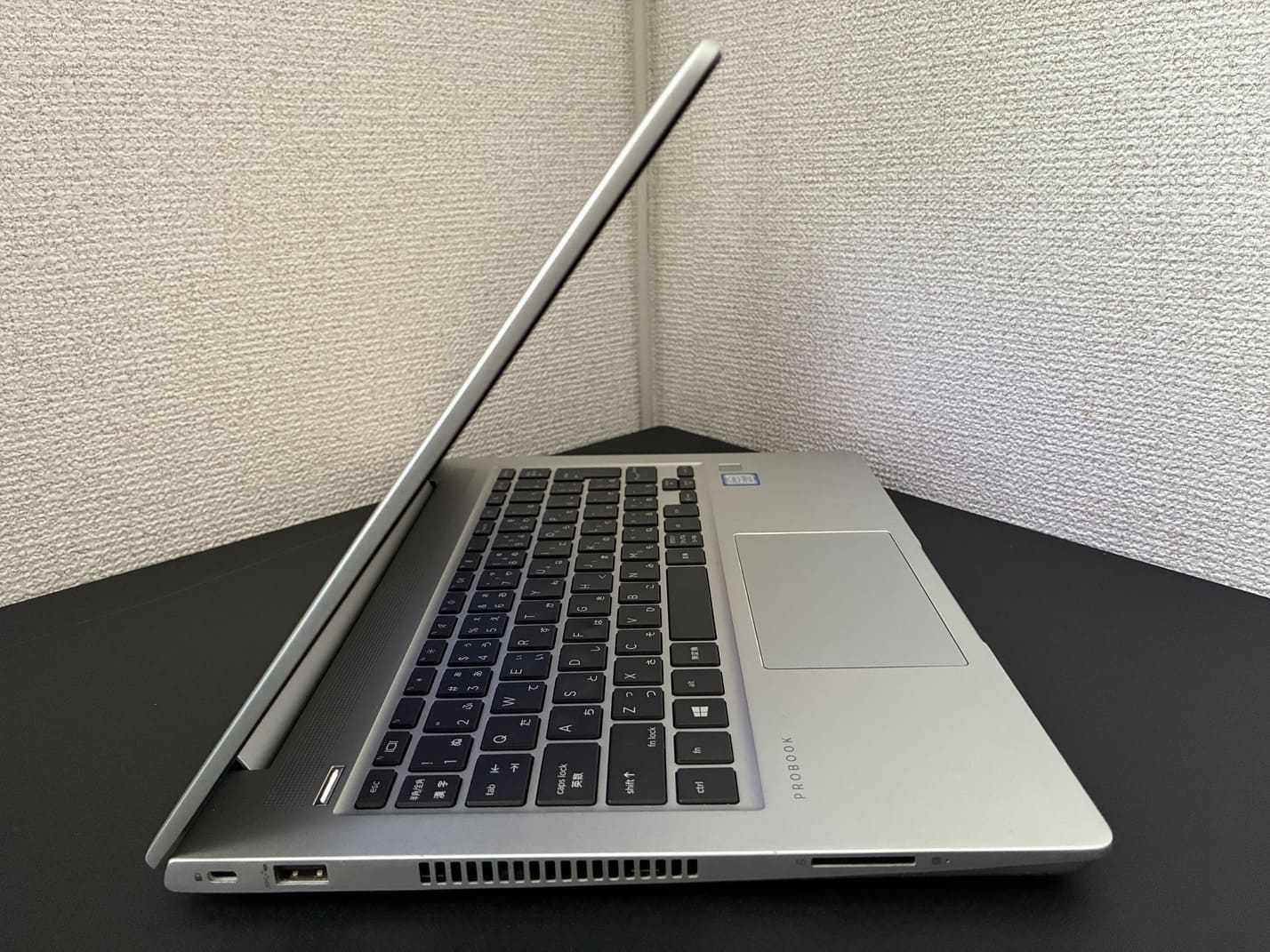 中古 HP ProBook 430 G6 の左側面 セキュリティロックスロットとUSB Type-A 排気口 SDカードリーダー